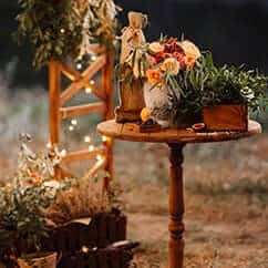 Corner Table With Romantic Lights For Autumn-Themed Wedding Events